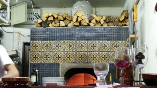 Joli four à bois, d'où sortent les merveilleuses pizza d'Archetto, le super restaurant italien de Beppu sur l'île de Kyushu