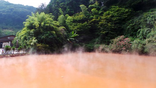 Les eaux rouges et fumantes de Chinoike Jigoku à Beppu sur l'île de Kyushu
