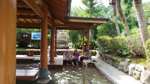 Onsen gratuit pour les pieds à l'Umi jigoku, Beppu sur l'île de Kyushu