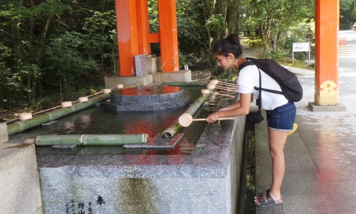 Rituel de purification avant d'entrée dans le sanctuaire Usa Jingū, situé dans la péninsule de Kunisaki, au nord de la préfecture d’Ōita sur l'île de Kyushu