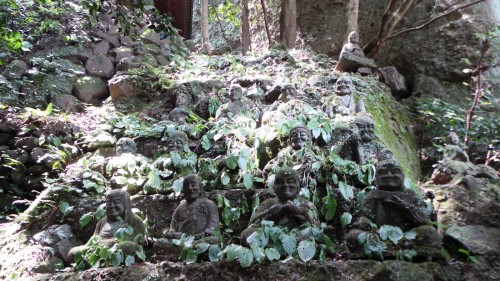 Statues d'arhats au temple Monjusenji, dans la péninsule de Kunisaki, préfecture d'Oita sur l'île de Kyushu