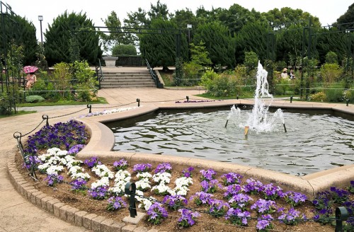 Fontaine et fleurs au parc minatonomieruoka de Yokohama