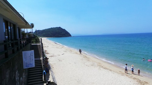 La plage Anego no Hama Singing Beach dans la péninsule d'Itoshima