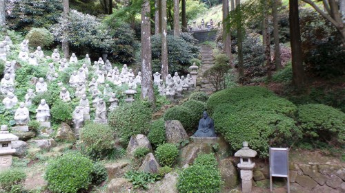 Centaines de Bouddha au temple « Raizan Sennyoji Daihioin » dans la péninsule d'Itoshima