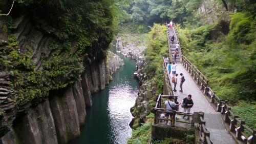 Sentier pavé le long des gorges de Takachiho