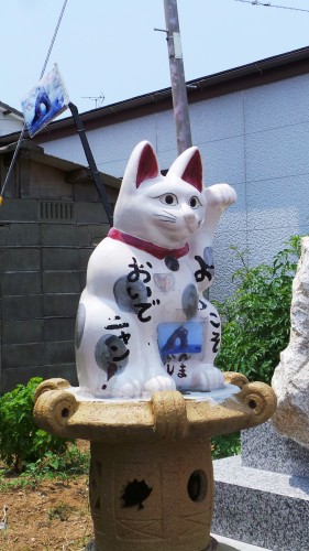 Accueil d'un Maneki-neko à l'arrivée sur l'île d'Ainoshima
