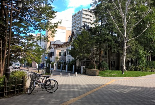 Entrée du parc Maruyama de Sapporo, Hokkaido, Japon.