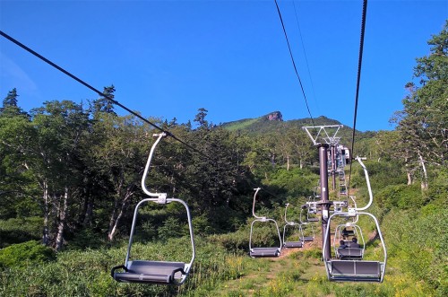 Télésiège de la montagne Asahidake, parc Daizetsuzan, Hokkaido, Japon.