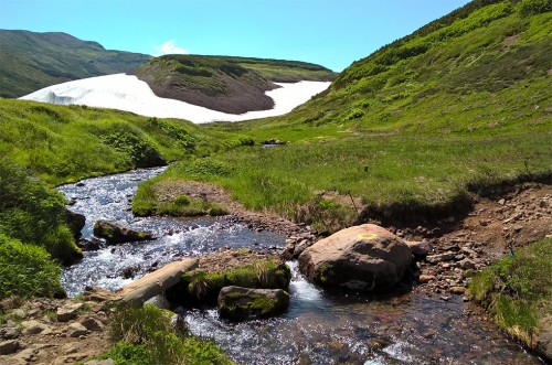 Neiges éternelles au sommet de la montagne Asahidake, parc Daizetsuzan, Hokkaido, Japon.