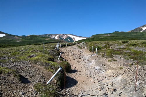 Sentier dans la montagne Asahidake, parc Daizetsuzan, Hokkaido, Japon.