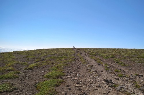 Sentier dans la montagne Asahidake, parc Daizetsuzan, Hokkaido, Japon.