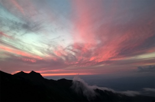 Coucher de soleil en haut de la montagne Asahidake, parc Daizetsuzan, Hokkaido, Japon.