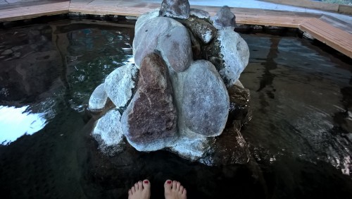 Bain de pieds après la randonnée, Hokkaido, Japon.