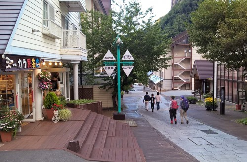 Rue commerçante du village onsen de Sounkyo, Hokkaido, Japon.