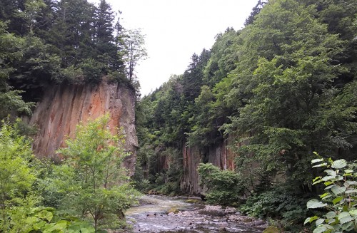 Falaise Obako, village onsen de Sounkyo, Hokkaido, Japon. 