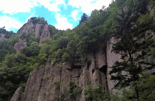 Sentier de randonnée momijidani, village onsen de Sounkyo, Hokkaido, Japon. 