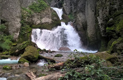 Sentier de randonnée momijidani, village onsen de Sounkyo, Hokkaido, Japon. 