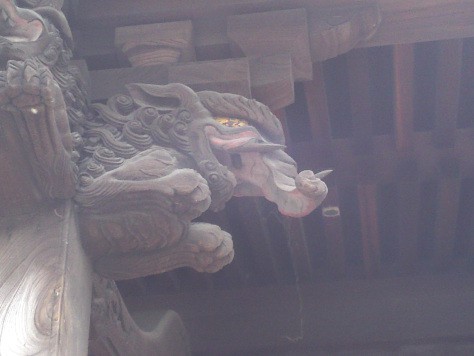 Détail d'un sanctuaire shinto : baku, dévoreur de cauchemars