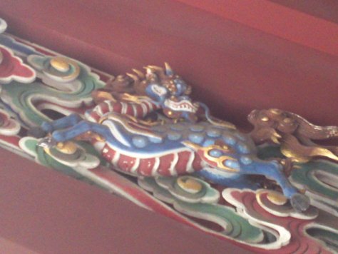 Détail d'un sanctuaire shinto : cheval-dragon kirin
