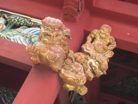 Ornement d'un sanctuaire shinto : oni monté sur un lion.