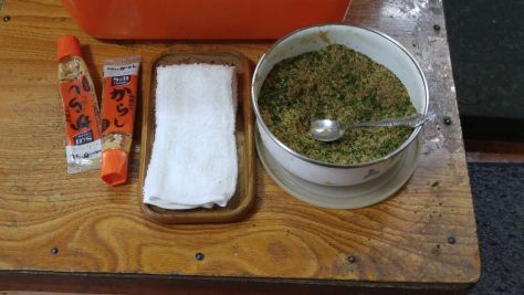 Condiments qui accompagnent les Oden à Shizuoka.