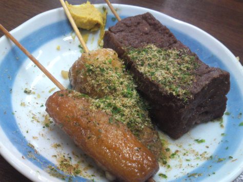 Zoom sur une assiette de Oden de tofu.