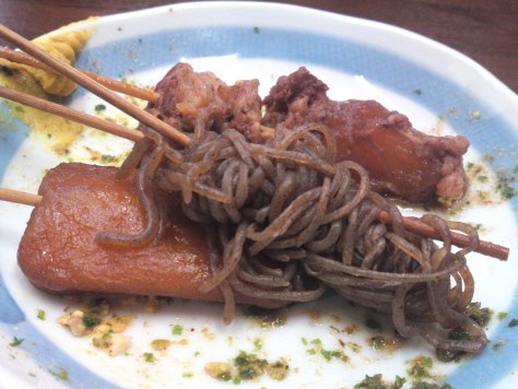 Zoom sur une assiette de Oden aux vermicelles.
