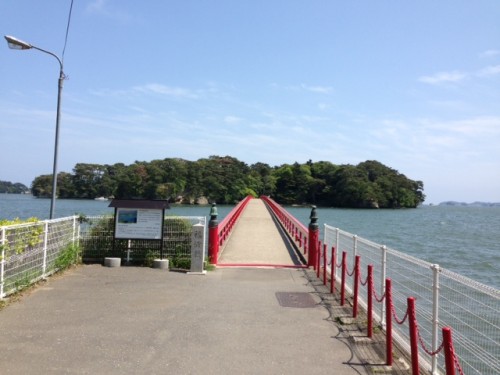 Vue du pont rouge pour l'île de Fukuurajima