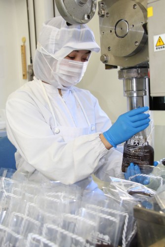 Fabrication du Hatcho Miso dans une manufacture traditionnelle d'Okazaki, Japon.