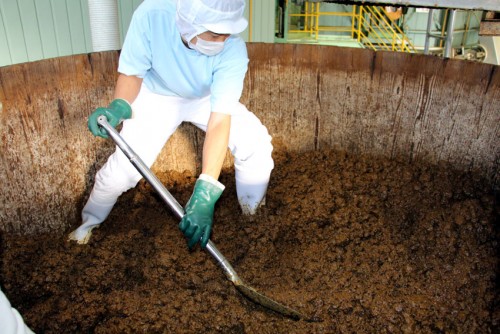 Fabrication du Hatcho Miso dans une manufacture traditionnelle d'Okazaki, Japon.
