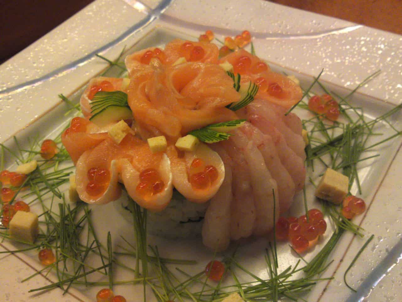 Introduction au sushis et sashimis, spécialités culinaires japonaises.