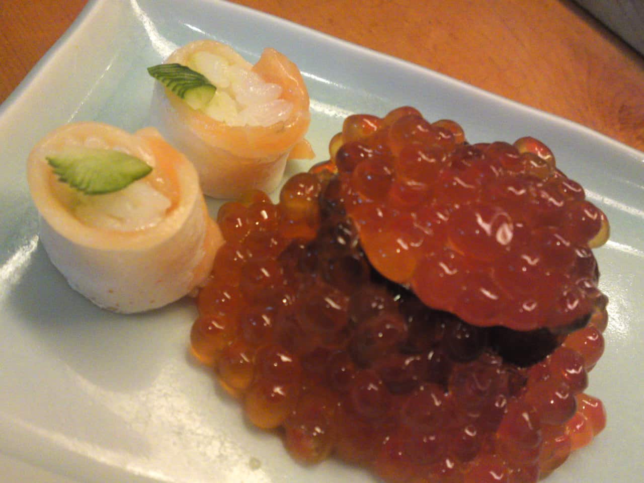 Introduction au sushis et sashimis, spécialités culinaires japonaises.