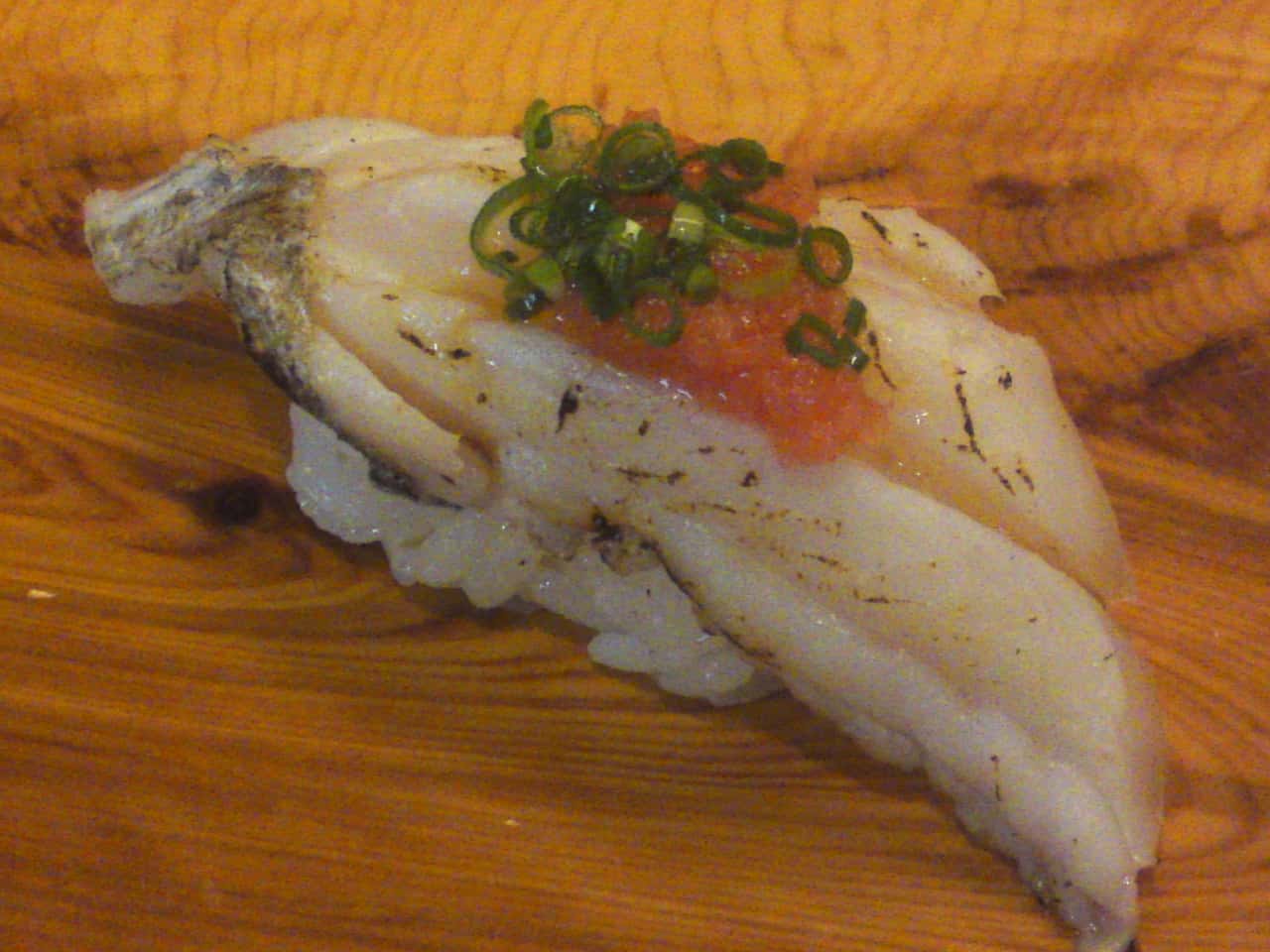 Introduction au sushis et sashimis, spécialités culinaires japonaises.