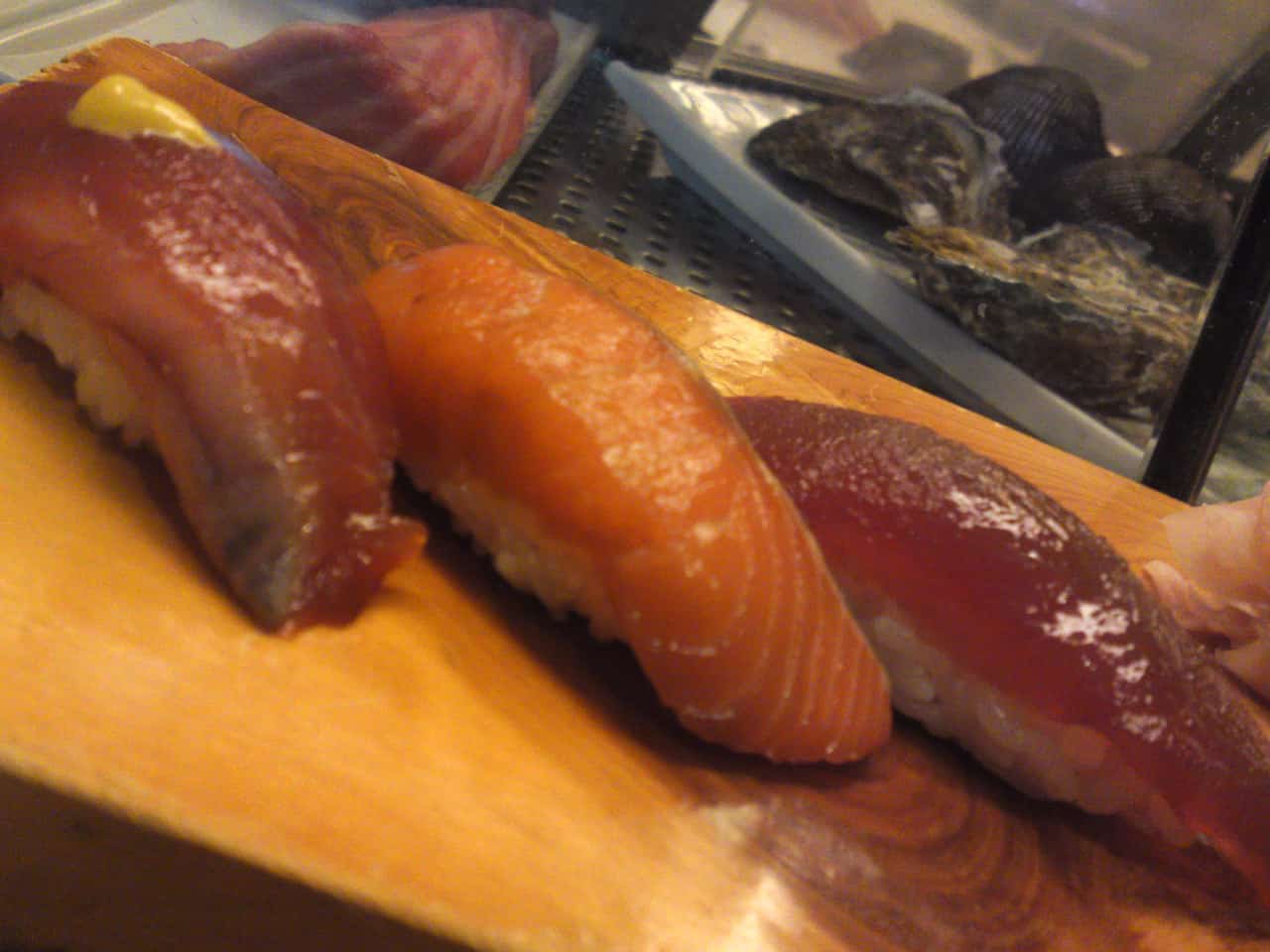 Introduction au sushis et sashimis, spécialités culinaires japonaises.