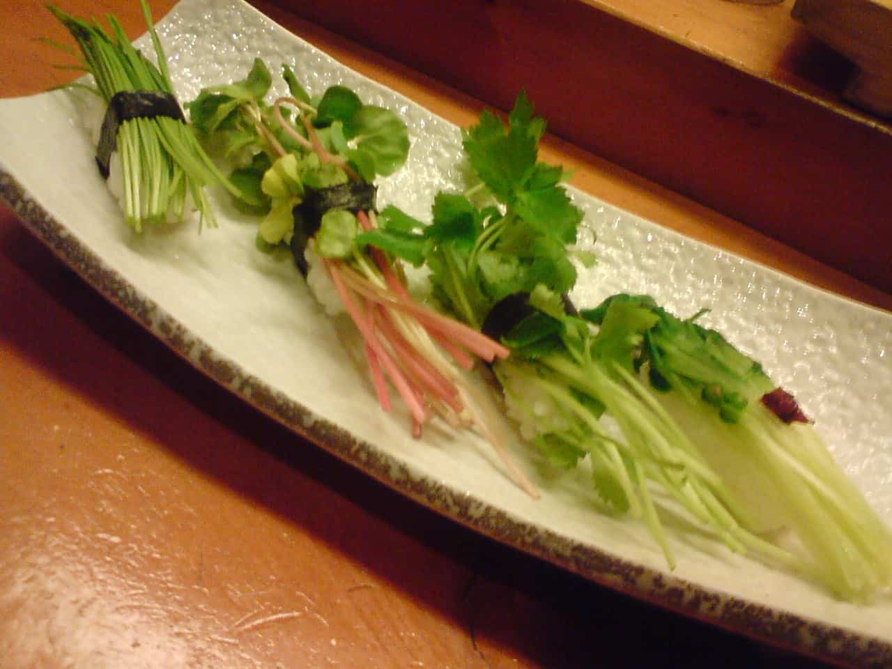 Introduction au sushis et sashimis, spécialités culinaires japonaises.