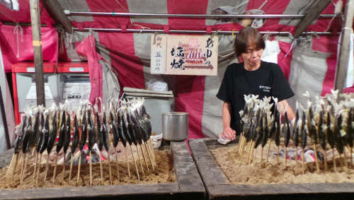 Stand yatai de nourriture sur un matsuri, Japon.
