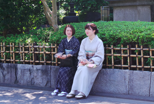 Japonaises en yukata pendant un matsuri, Tokyo, Japon.