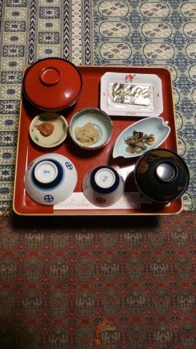 Petit-déjeuner servi dans la chambre d'un temple au mont Koya, Japon.