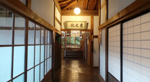 Les couloirs du temple Ekoin au mont Koya, Japon.