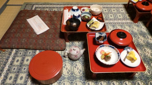 Dîner végétarien dans la chambre d'un temple au mont Koya, Japon.