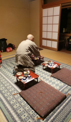 Moine installant le dîner dans la chambre d'un temple au mont Koya, Japon.