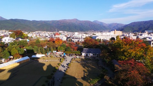 Vue sur le parc de l'intérieur du château de Matsumoto, Japon.