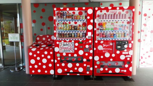 Le musée d’Art de Matsumoto avec une oeuvre de Yayoi Kusuma.