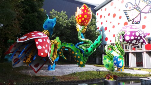 Le musée d’Art de Matsumoto avec une oeuvre de Yayoi Kusuma.