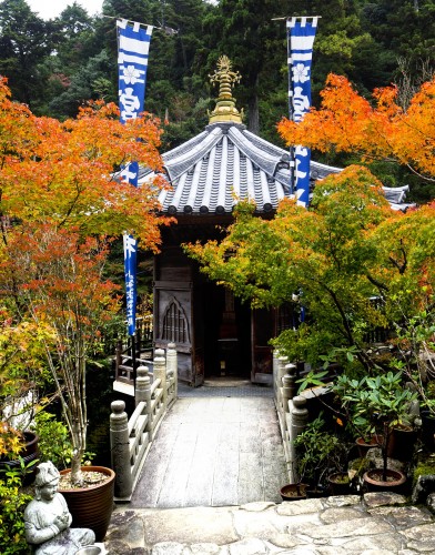 Pavillon du sanctuaire Daisho-in de l'île de Miyajima, pendant koyo, Japon.