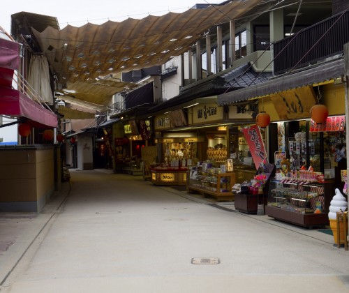 Rue Omotesando pendant koyo, île de Miyajima, Japon.
