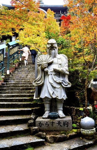 Pavillon du sanctuaire Daisho-in de l'île de Miyajima, pendant koyo, Japon.