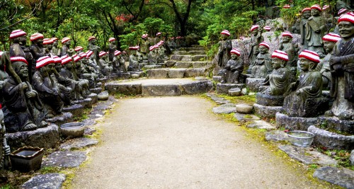 Bouddha à l'entrée de Daisho-in de l'île de Miyajima, pendant koyo, Japon.