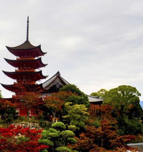 Pagode à cinq étages de l'île de Miyajima pendant koyo, Japon.