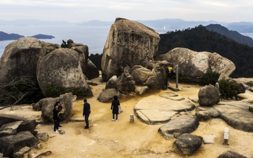 Rochers au sommet du mont Misen, Miyajima, Japon.